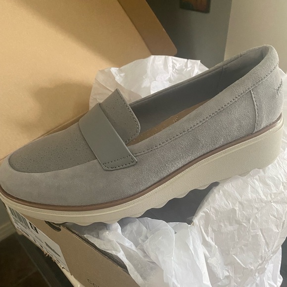 Clarks grey shoe. New in box. - Picture 2 of 5